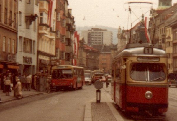 Innsbrucker Strassenbahn mit 2 Busse