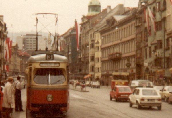 Innsbrucker Strassenbahn mit VW Type II Kastenwagen und 2 VW Golf