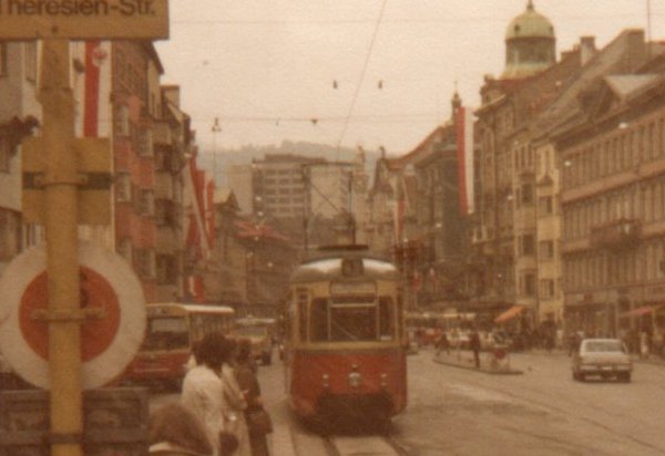 Innsbrucker Strassenbahn mit Bus und Postfahrzeug